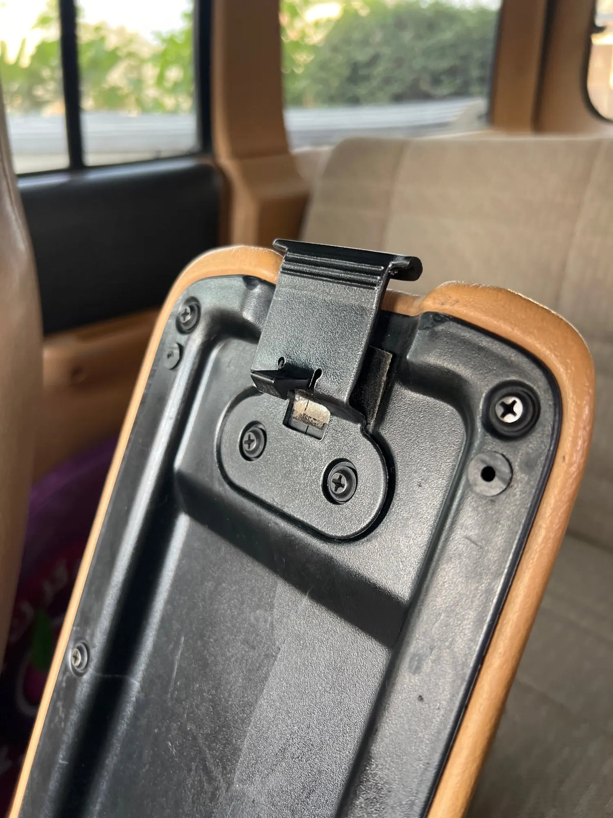 Center Console Armrest Lid Latch for 1997-2001 Jeep Cherokee, Black